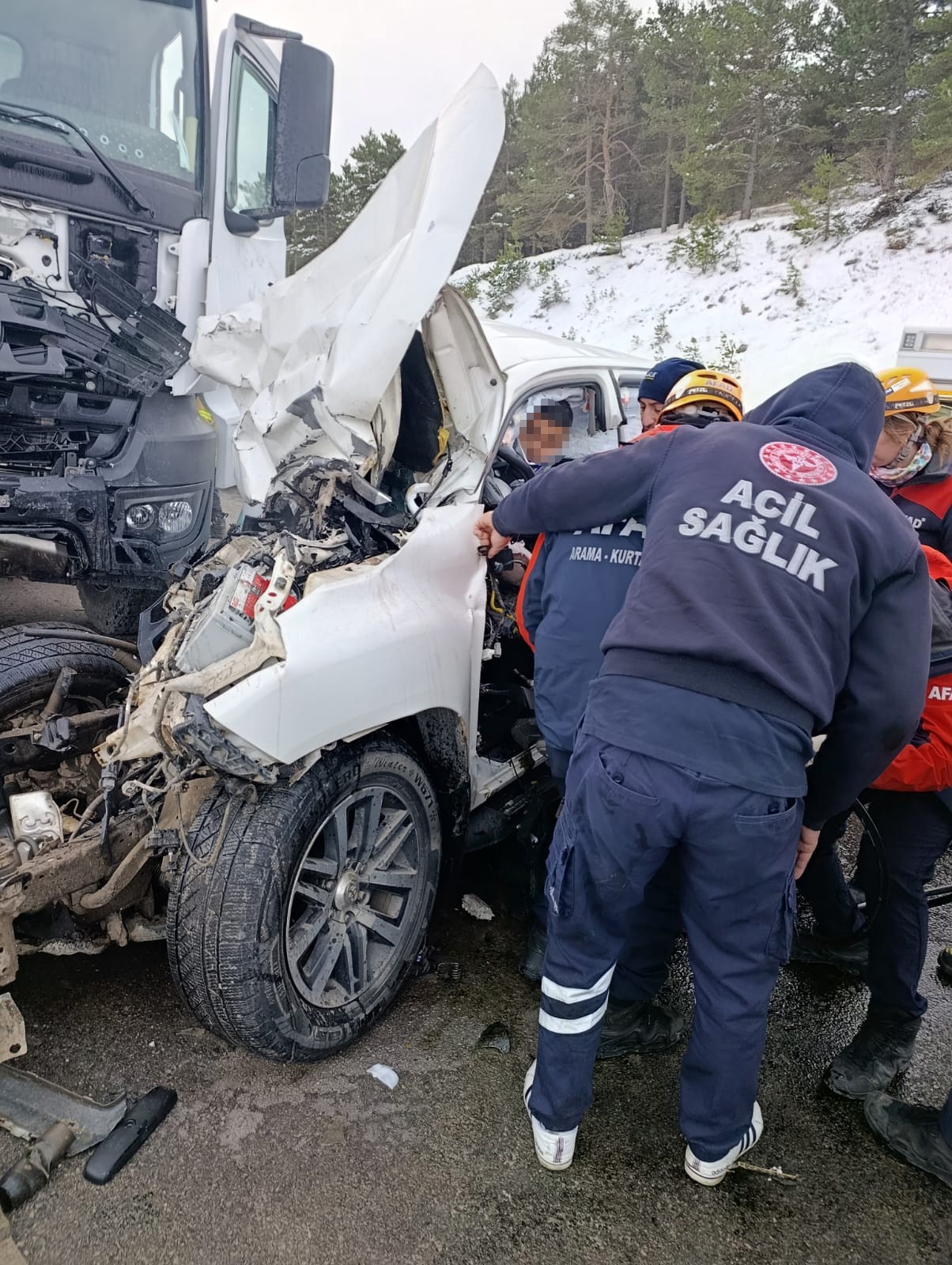 Kamyonet Ile Tır Çarpıştı Feci Kazada Genç Adam Hayatını Kaybetti, 2 Kişi De Yaralandı! 8