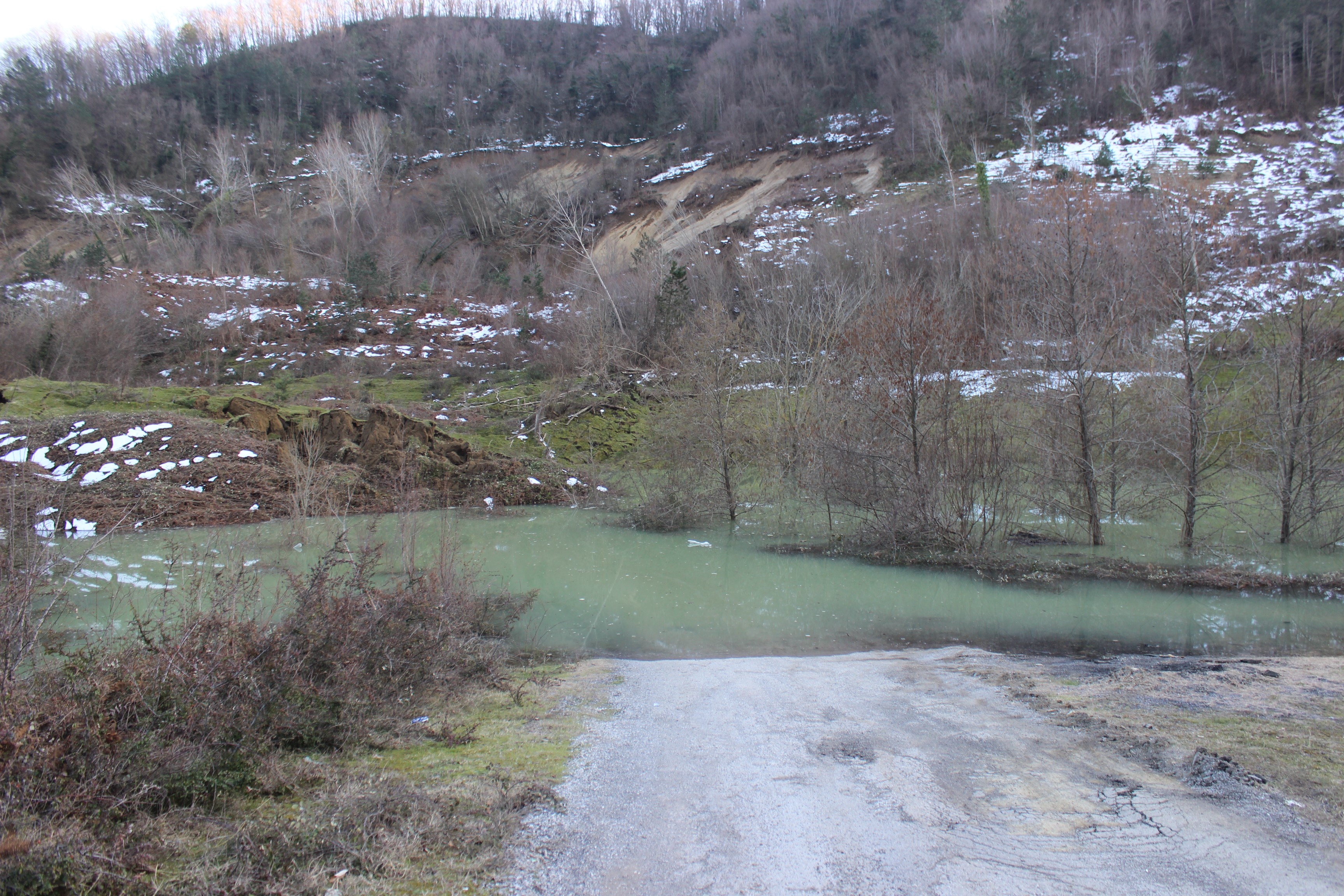 Kapanan Yol Gölete Çıkıyor Navigasyonla Yola Giren Sürücü Faciayı Son Anda Önledi! 88