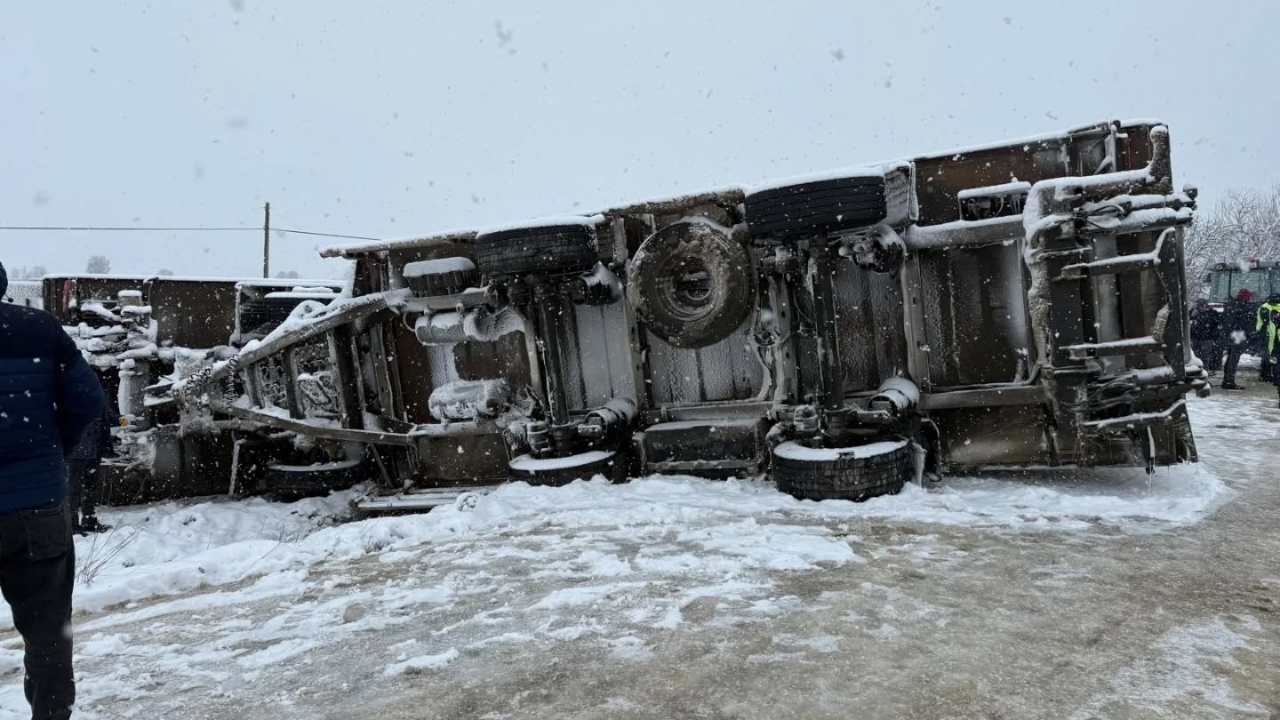 Kar Yağışı Kazayı Getirdi Kastamonu’nun Ilçesinde Tır Devrildi (1)