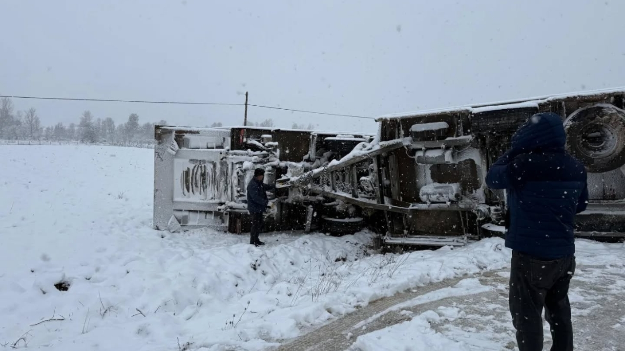 Kar Yağışı Kazayı Getirdi Kastamonu’nun Ilçesinde Tır Devrildi (2)