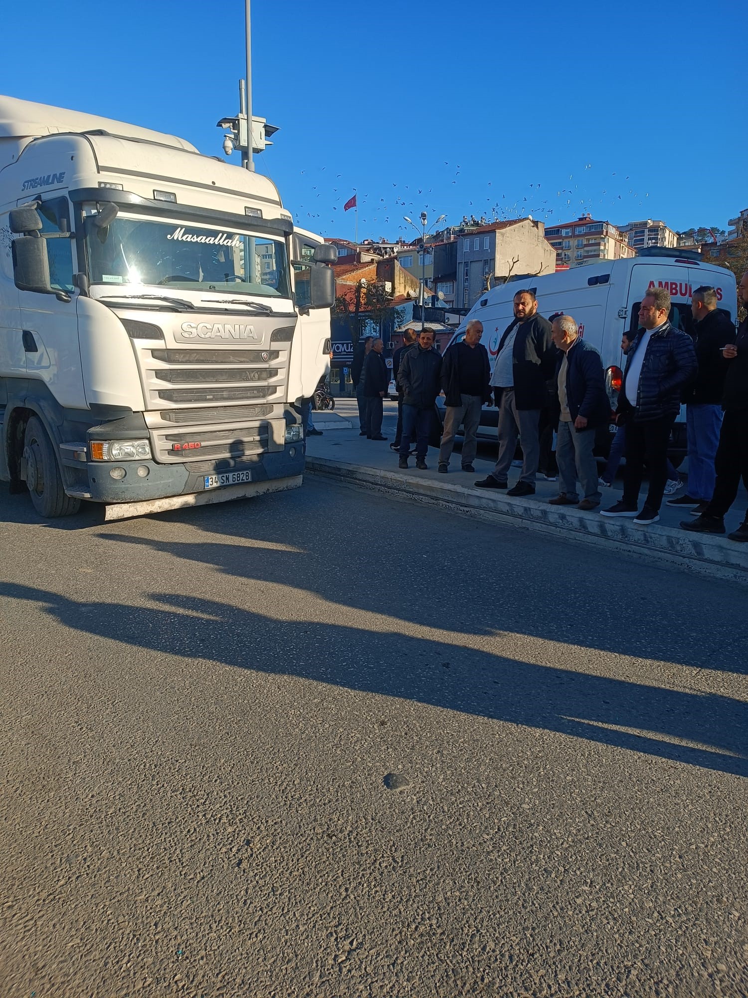 Karşıdan Karşıya Geçmek Isteyen 13 Yaşındaki Çocuğa Tır Çarptı 1 Yaralı! 12