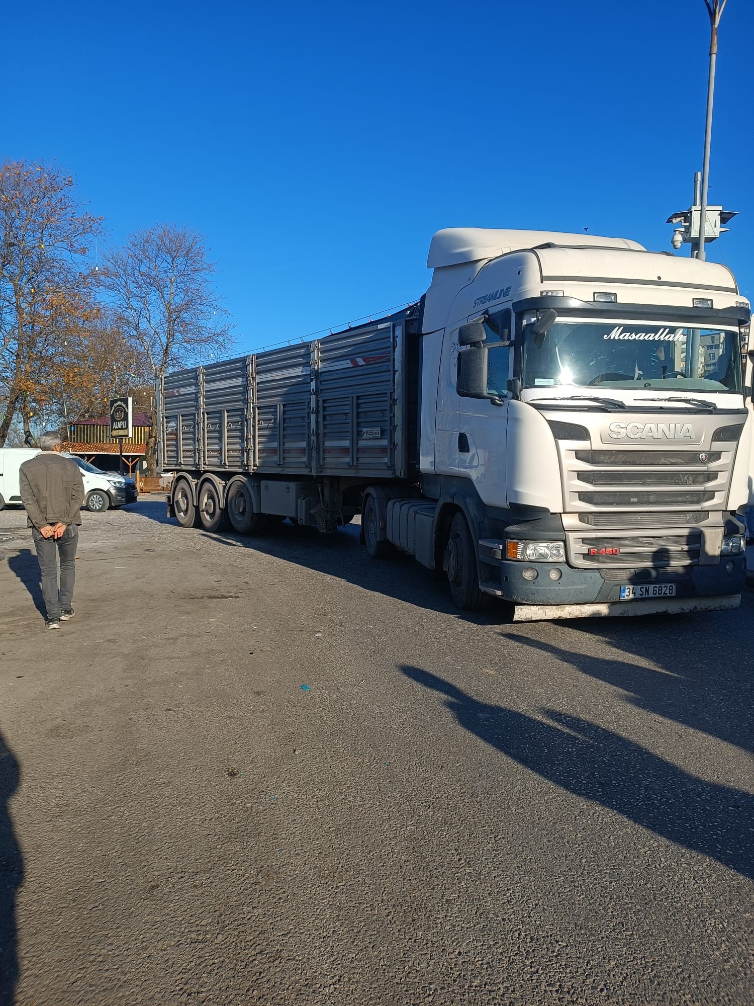 Karşıdan Karşıya Geçmek Isteyen 13 Yaşındaki Çocuğa Tır Çarptı 1 Yaralı! 3