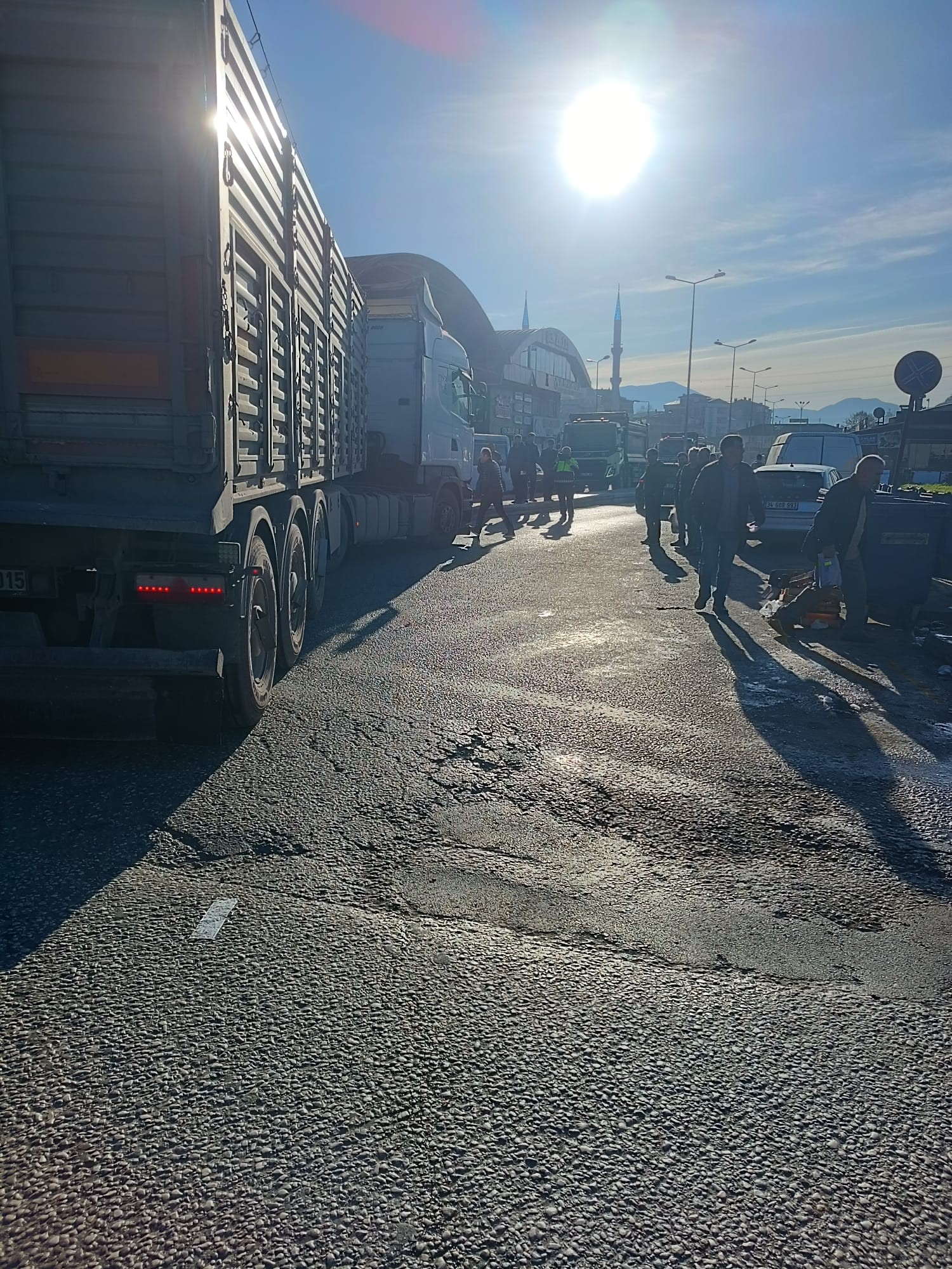 Karşıdan Karşıya Geçmek Isteyen 13 Yaşındaki Çocuğa Tır Çarptı 1 Yaralı! 6