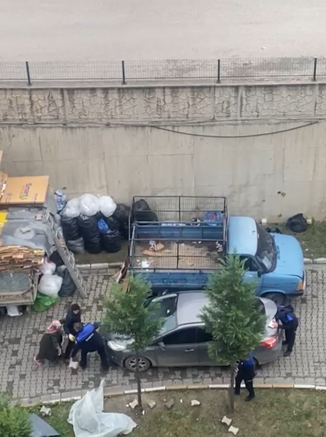 Karton Istifleyen Anne Ve Oğlu Zabıtalara Saldırdı 6