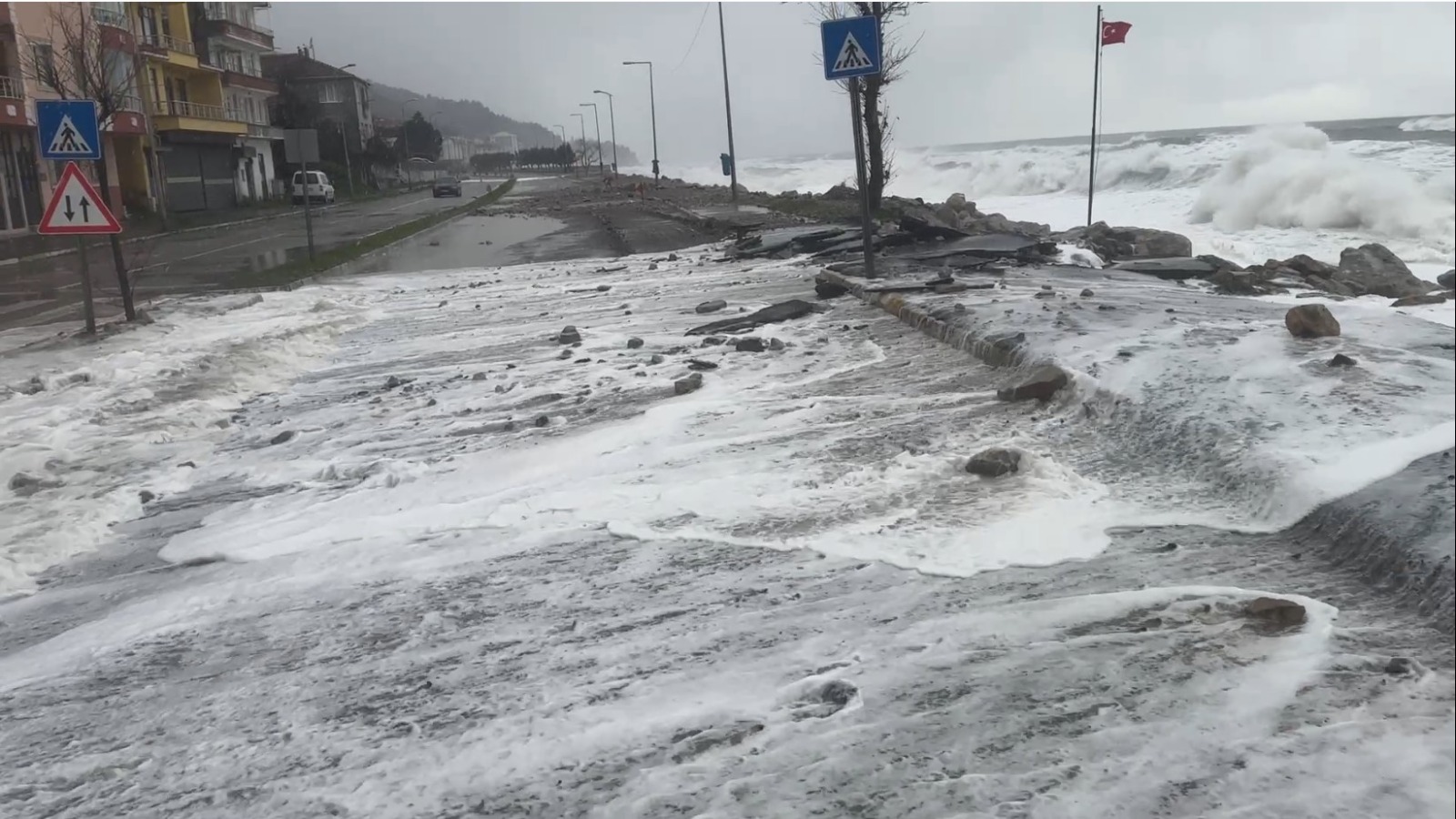 Kastamonu Sahilinde Fırtına Sahil Şeridine Zarar Verdi 12
