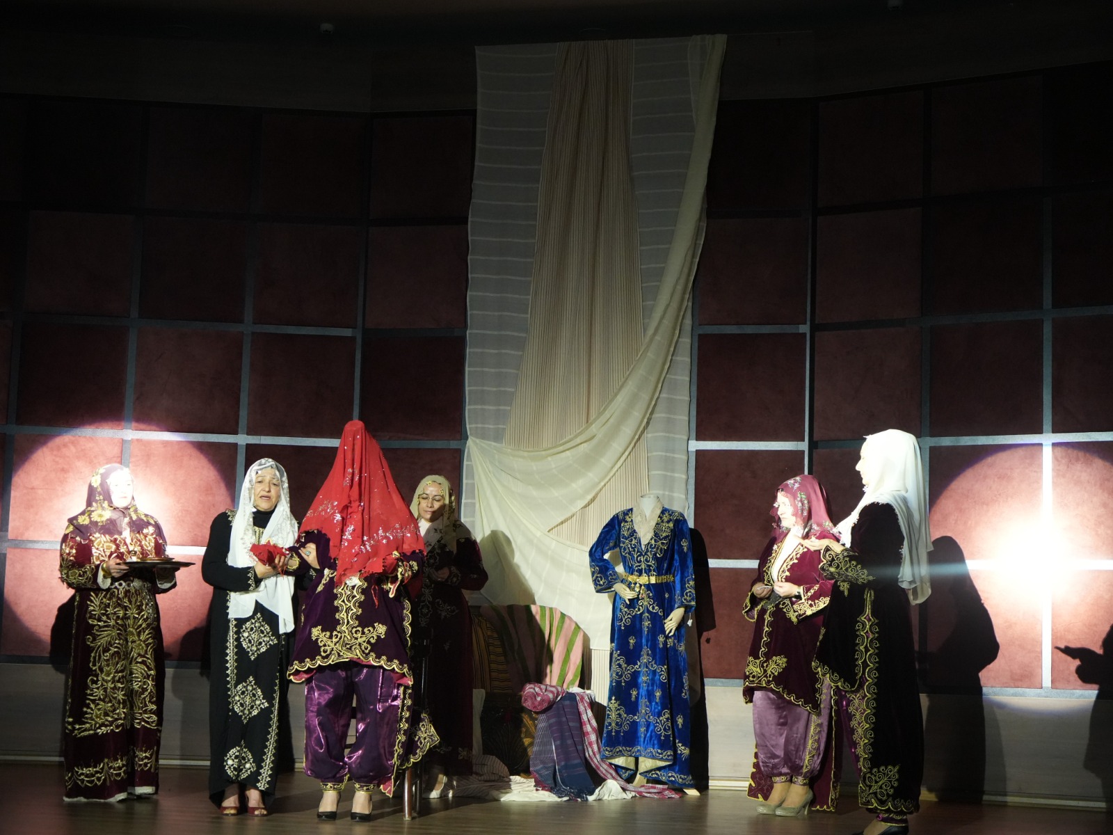 Kastamonu'da Asırlar Önce Kadınların Giydiği Giysiler Sergilendi 8