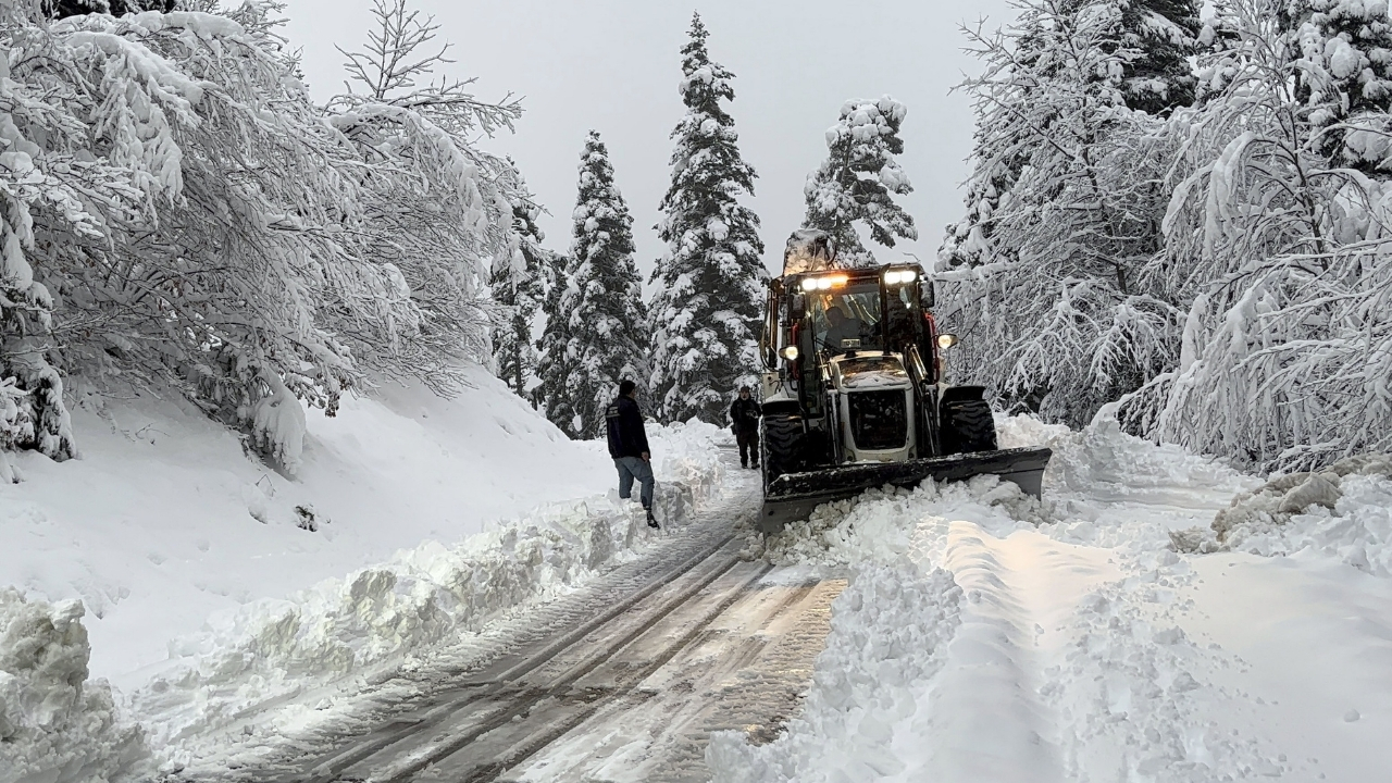 Kastamonu’da Aynı Gün Iki Mevsim Zirvede Karla Mücadele, Düşük Rakımda Sıcak Asfalt (3)