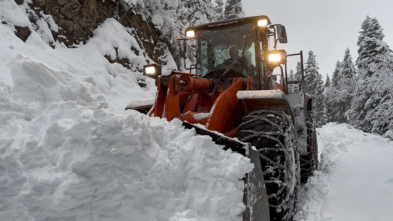 Kastamonu’da Aynı Gün Iki Mevsim Zirvede Karla Mücadele, Düşük Rakımda Sıcak Asfalt (4)