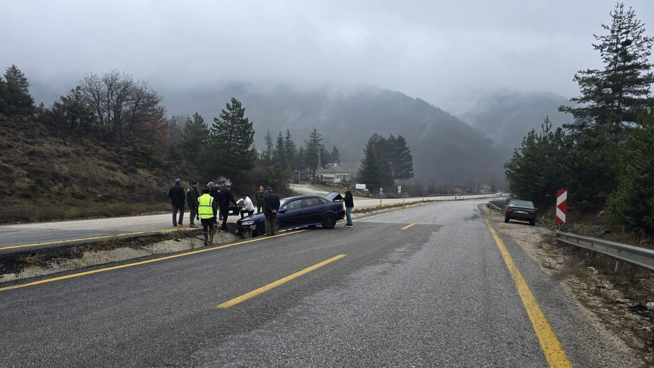 Kastamonu’da Aynı Noktada Peş Peşe Kaza Bir Araç Takla Attı (2)