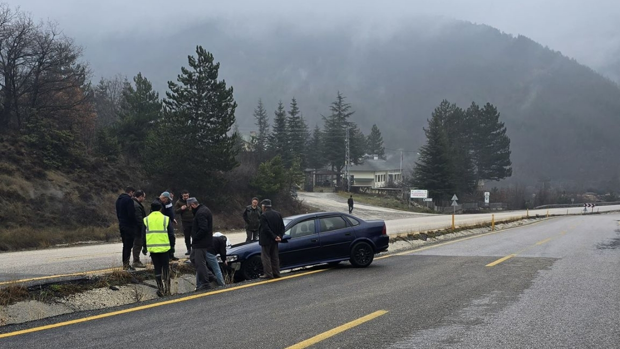 Kastamonu’da Aynı Noktada Peş Peşe Kaza Bir Araç Takla Attı (4)