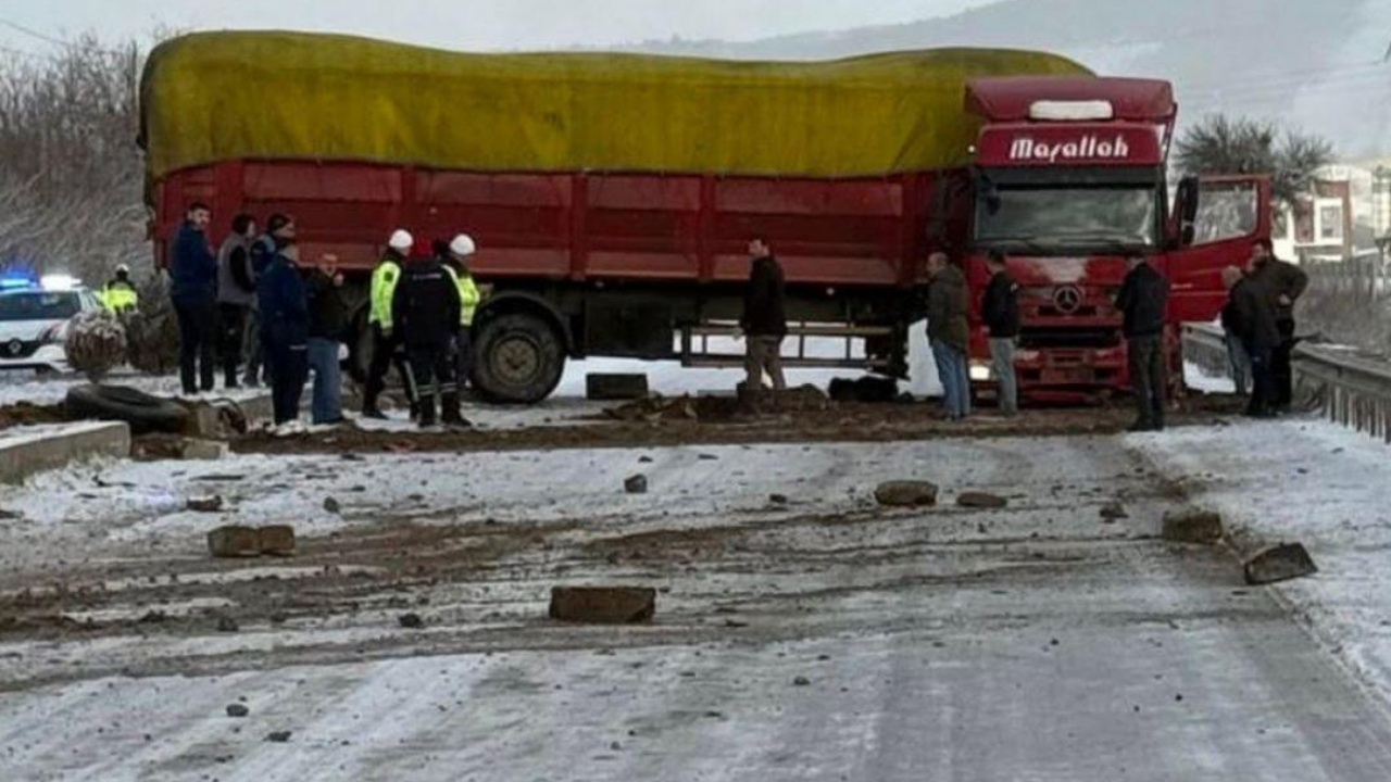 Kastamonu’da Buzlanma Tırı Kaydırdı, Yol Kapandı