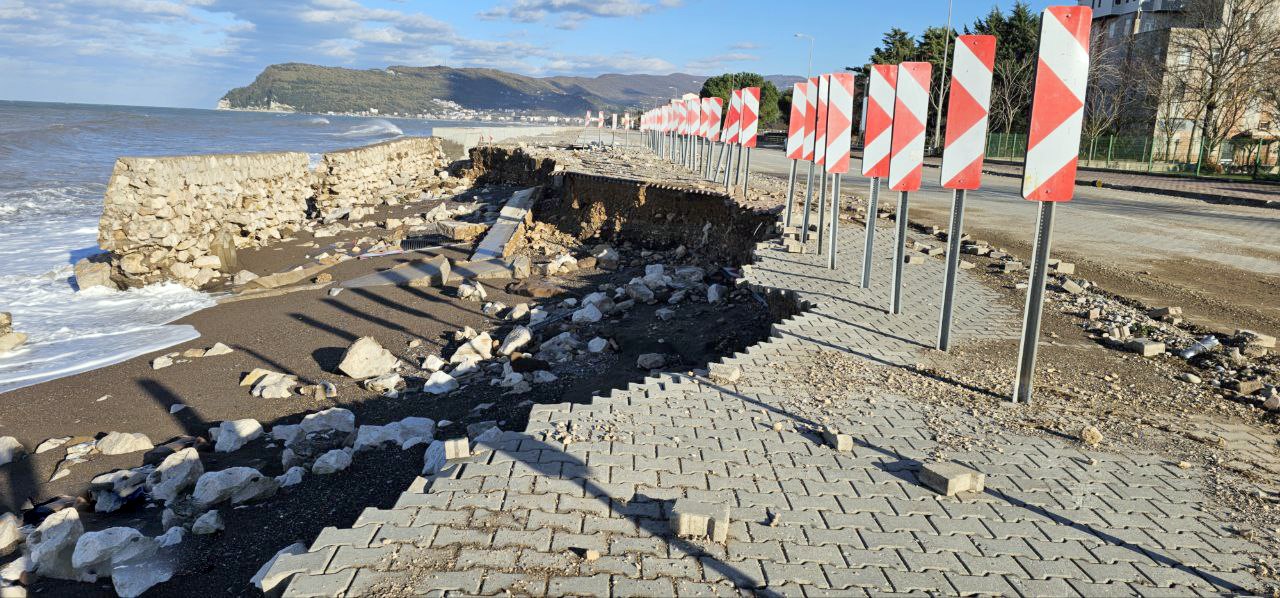 Kastamonu'da Dalgalar Yola Zarar Verdi 4444