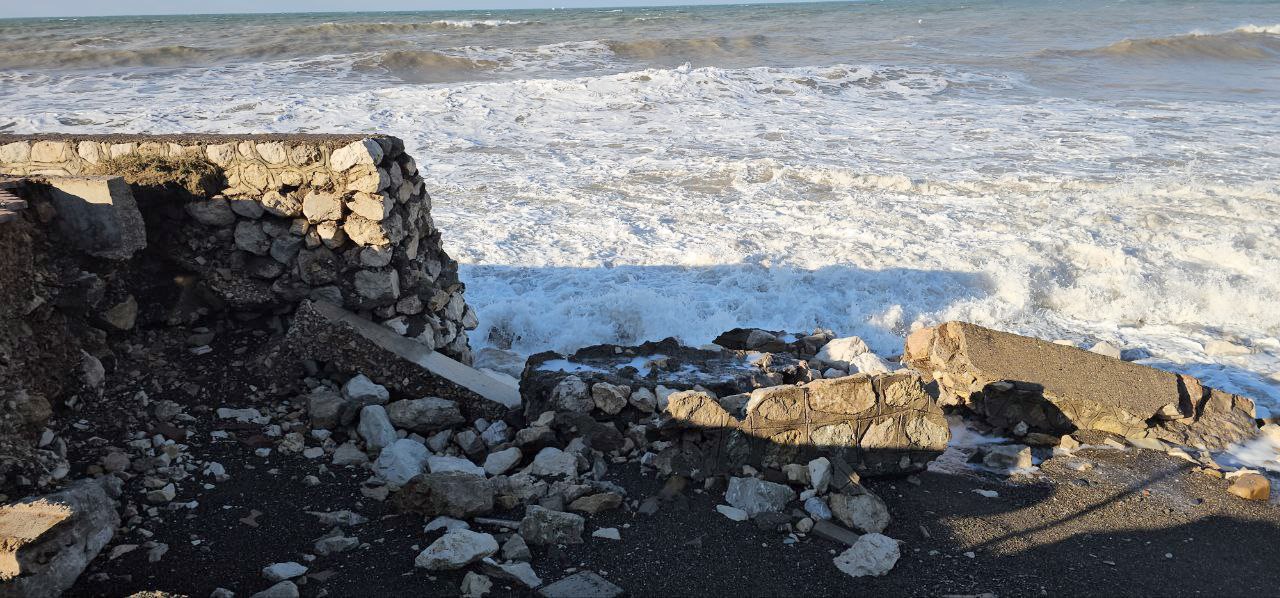 Kastamonu'da Dalgalar Yola Zarar Verdi 6