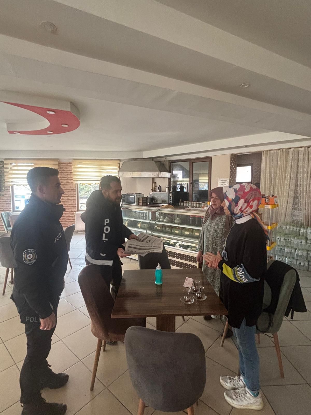 Kastamonu'da Dolandırıcılara Karşı Vatandaşları Gazete Ile Uyardılar! 46