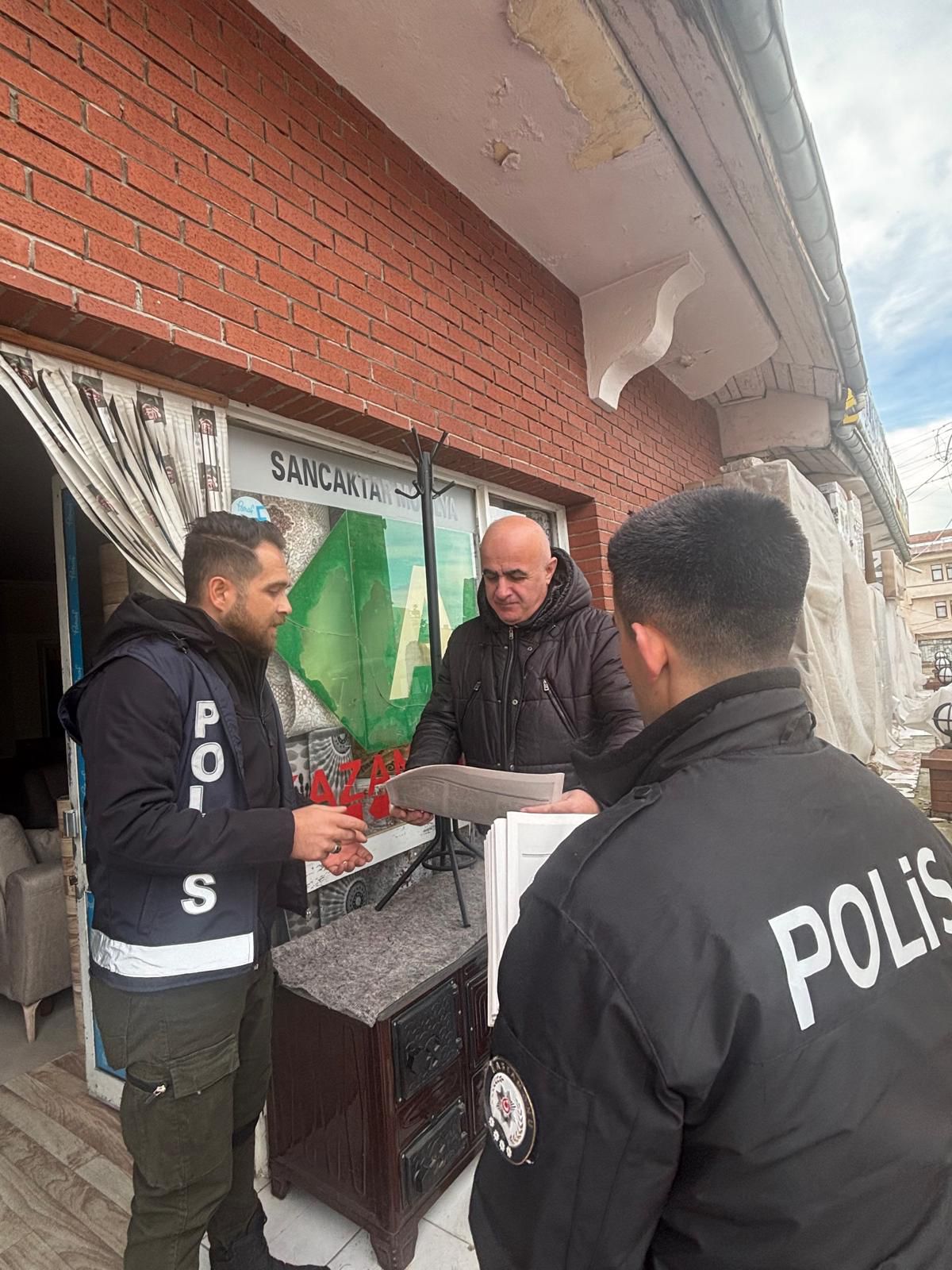 Kastamonu'da Dolandırıcılara Karşı Vatandaşları Gazete Ile Uyardılar! 47