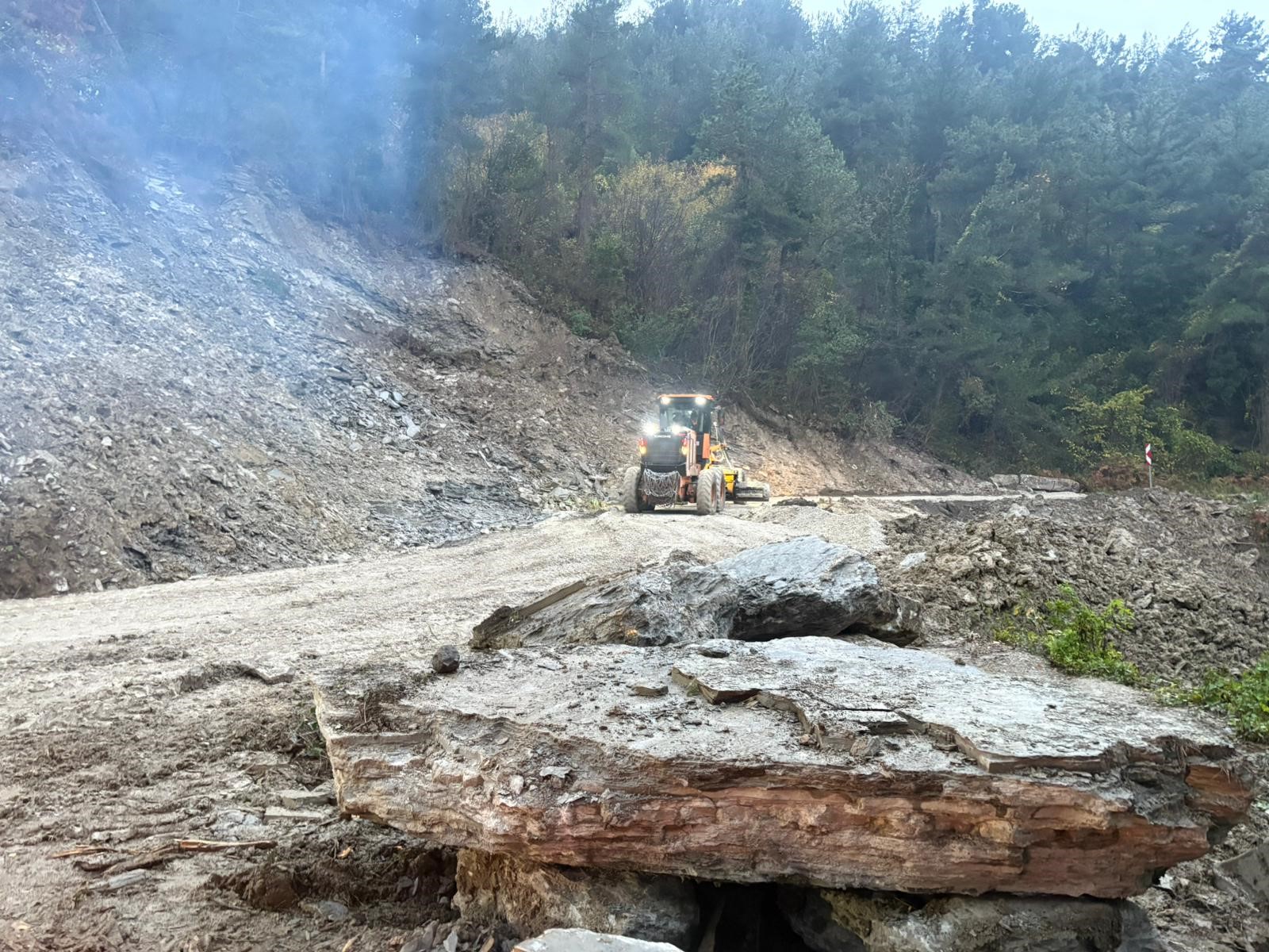 Kastamonu'da Heyelan Sebebiyle Kapanan Yol Açıldı 22