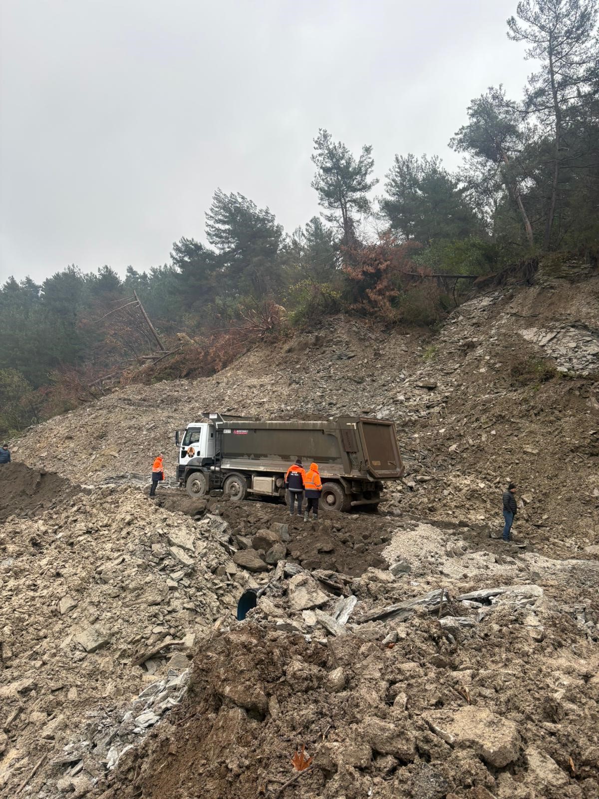 Kastamonu'da Heyelan Sebebiyle Kapanan Yol Açıldı 4