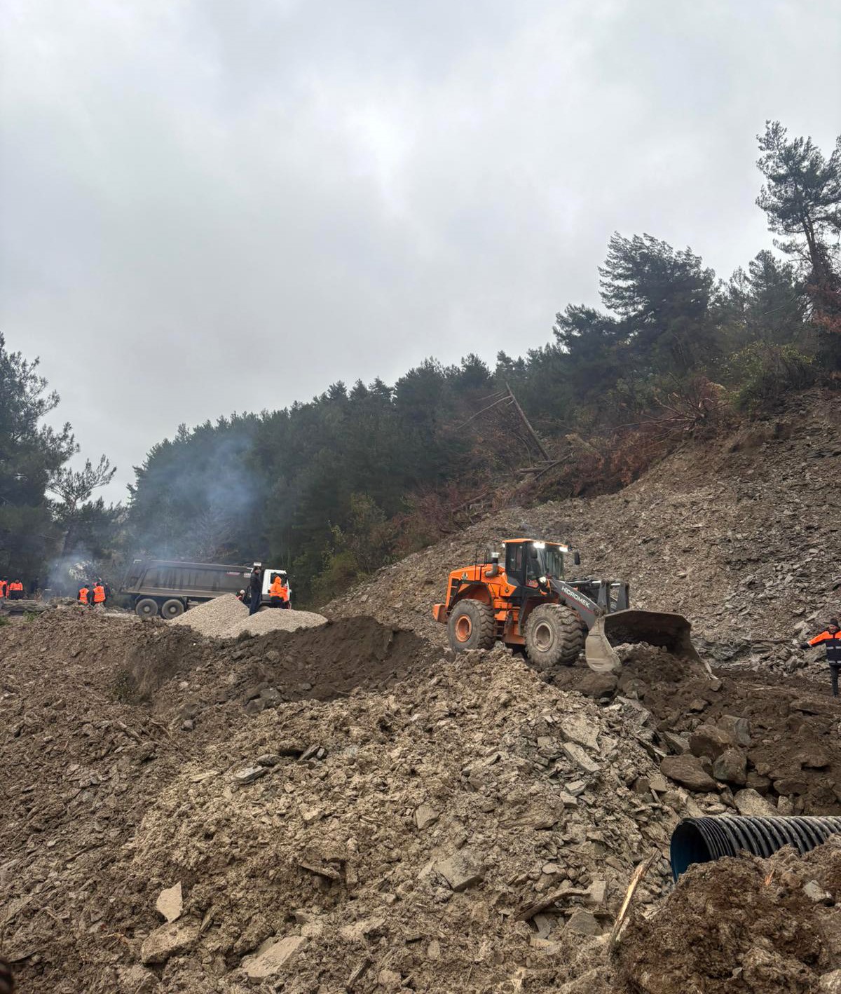 Kastamonu'da Heyelan Sebebiyle Kapanan Yol Açıldı 8