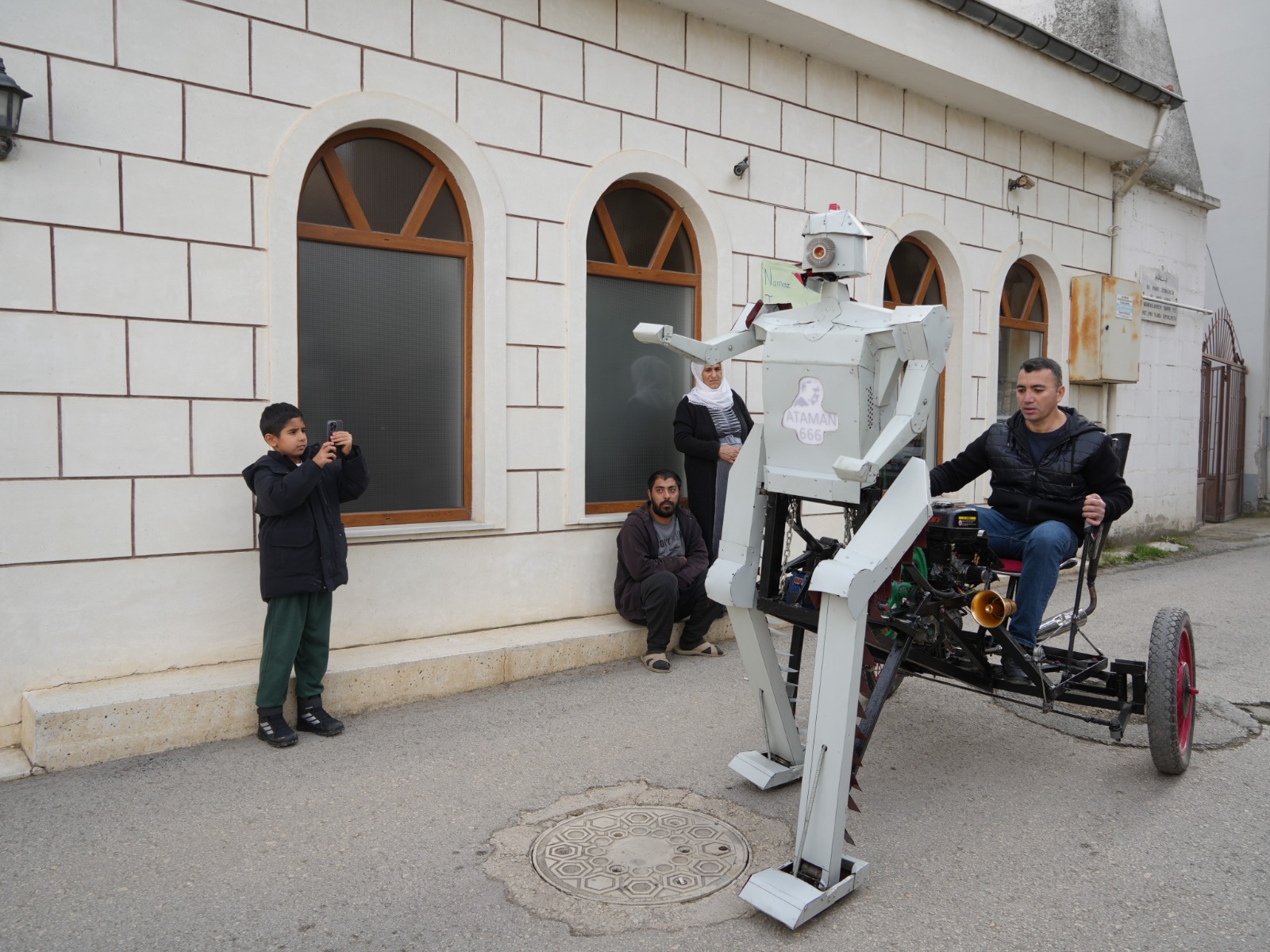 Kastamonu'da Hurda Malzemelerden Robot Tasarladı Yoğun Ilgi Görüyor 12