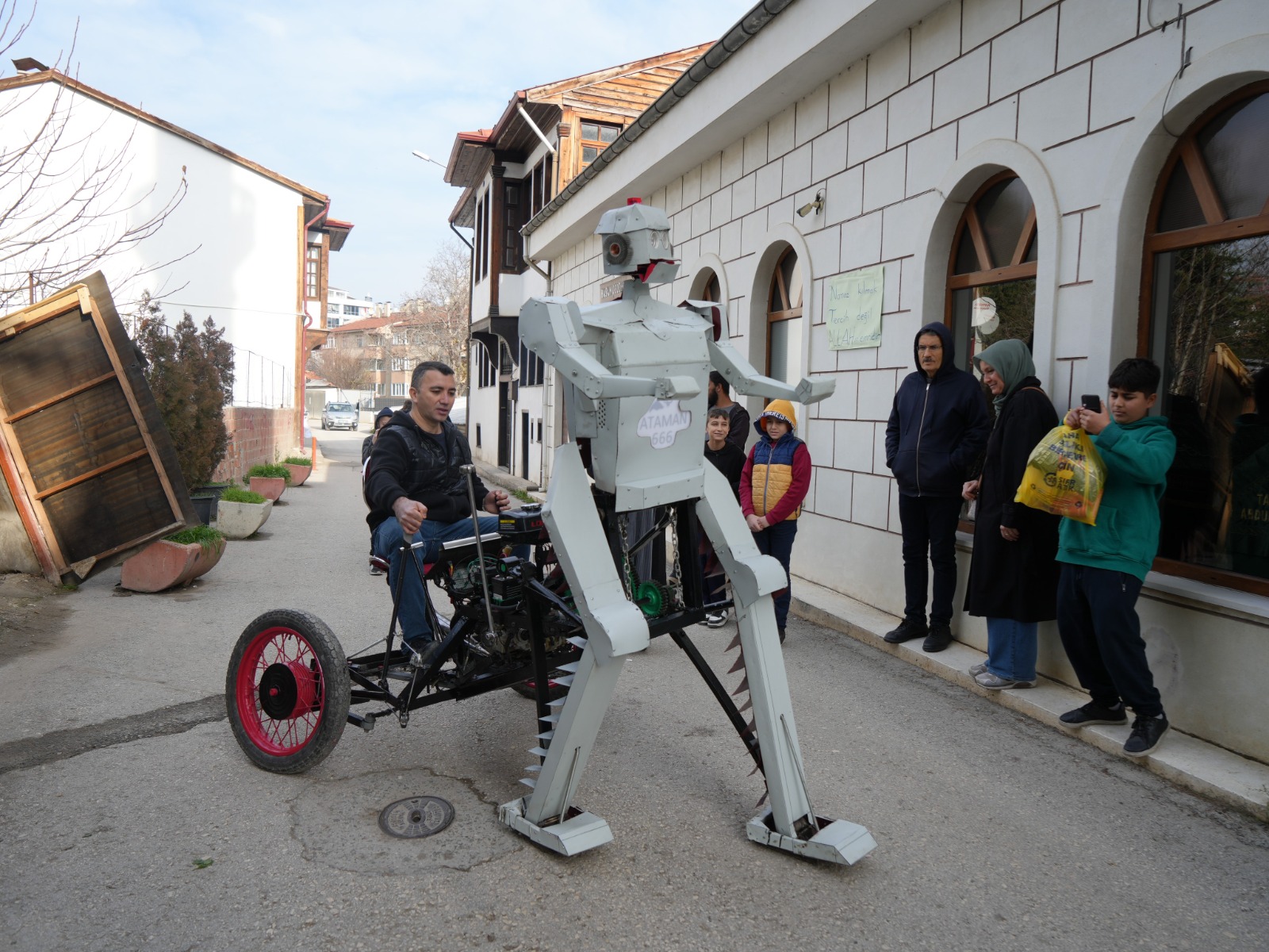 Kastamonu'da Hurda Malzemelerden Robot Tasarladı Yoğun Ilgi Görüyor 2