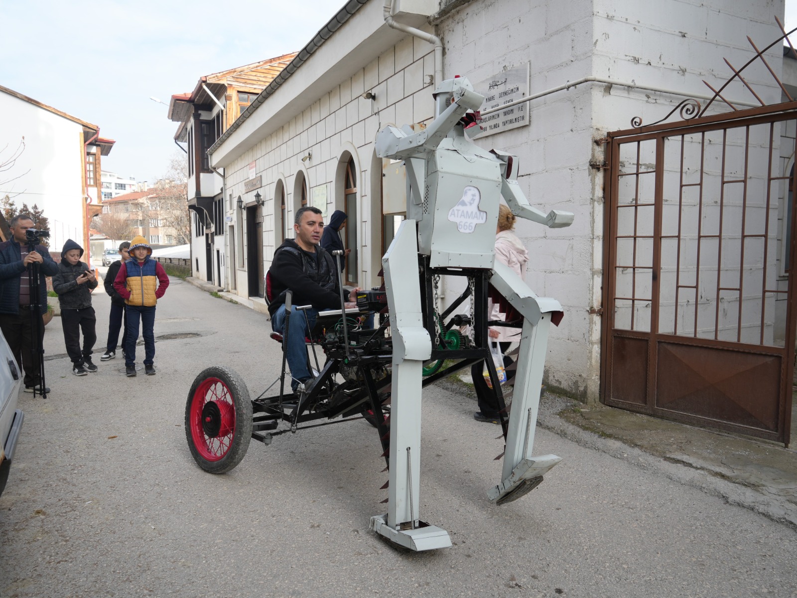 Kastamonu'da Hurda Malzemelerden Robot Tasarladı Yoğun Ilgi Görüyor 22