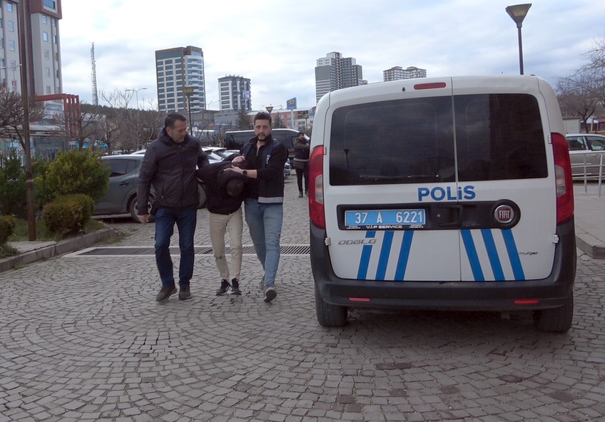 Kastamonu'da Iki Kardeşten Biri Ölmüştü Bıçaklı Kavganın Zanlıları Adliyeye Sevk Edildi 4-3