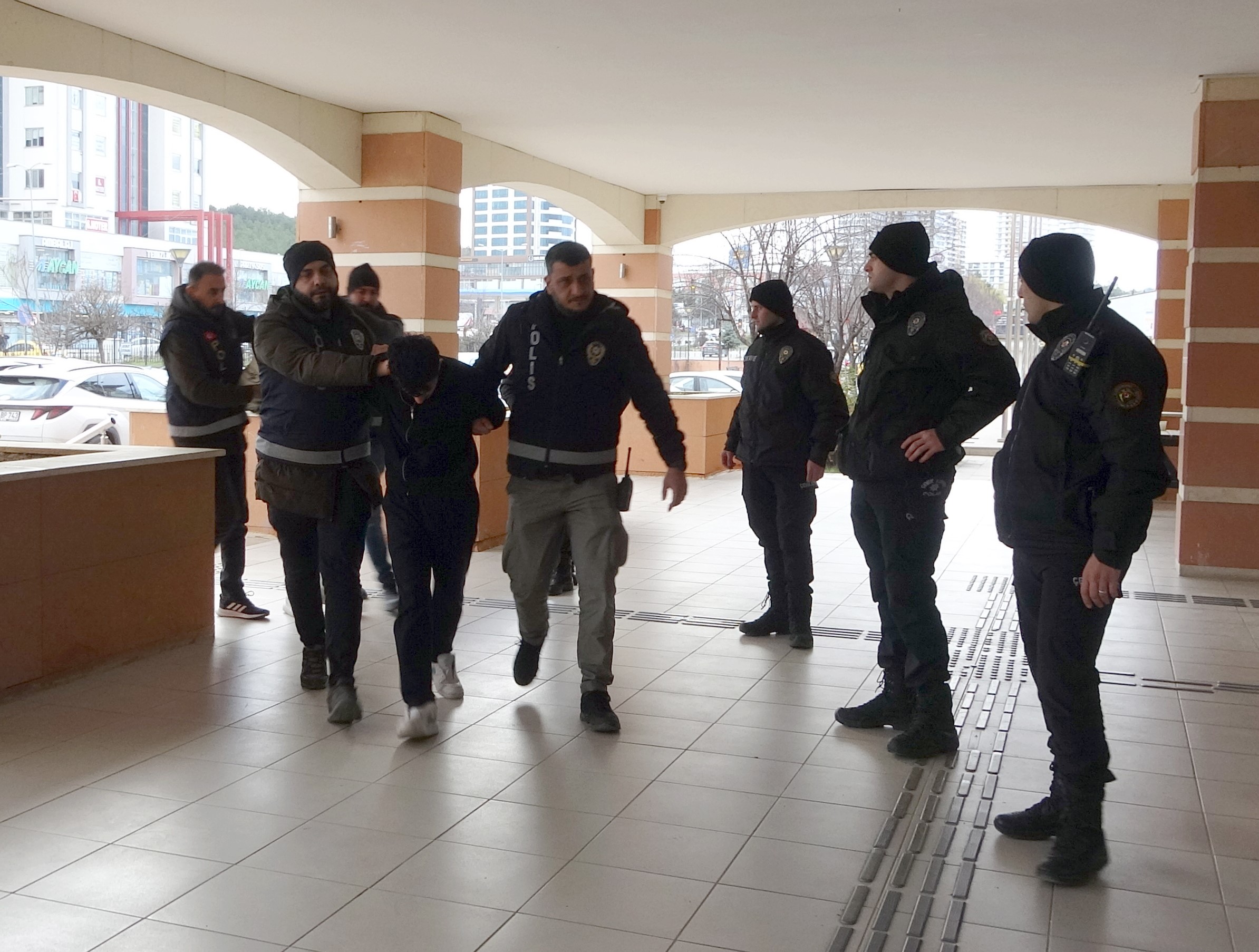 Kastamonu'da Iki Kardeşten Biri Ölmüştü Bıçaklı Kavganın Zanlıları Adliyeye Sevk Edildi 44-3