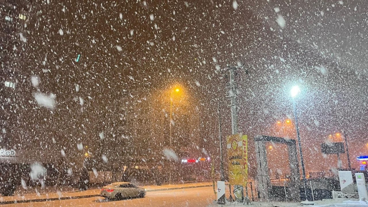 Kastamonu’da Kar Bastırdı, Yurt Bahçesi Şenlendi (2)