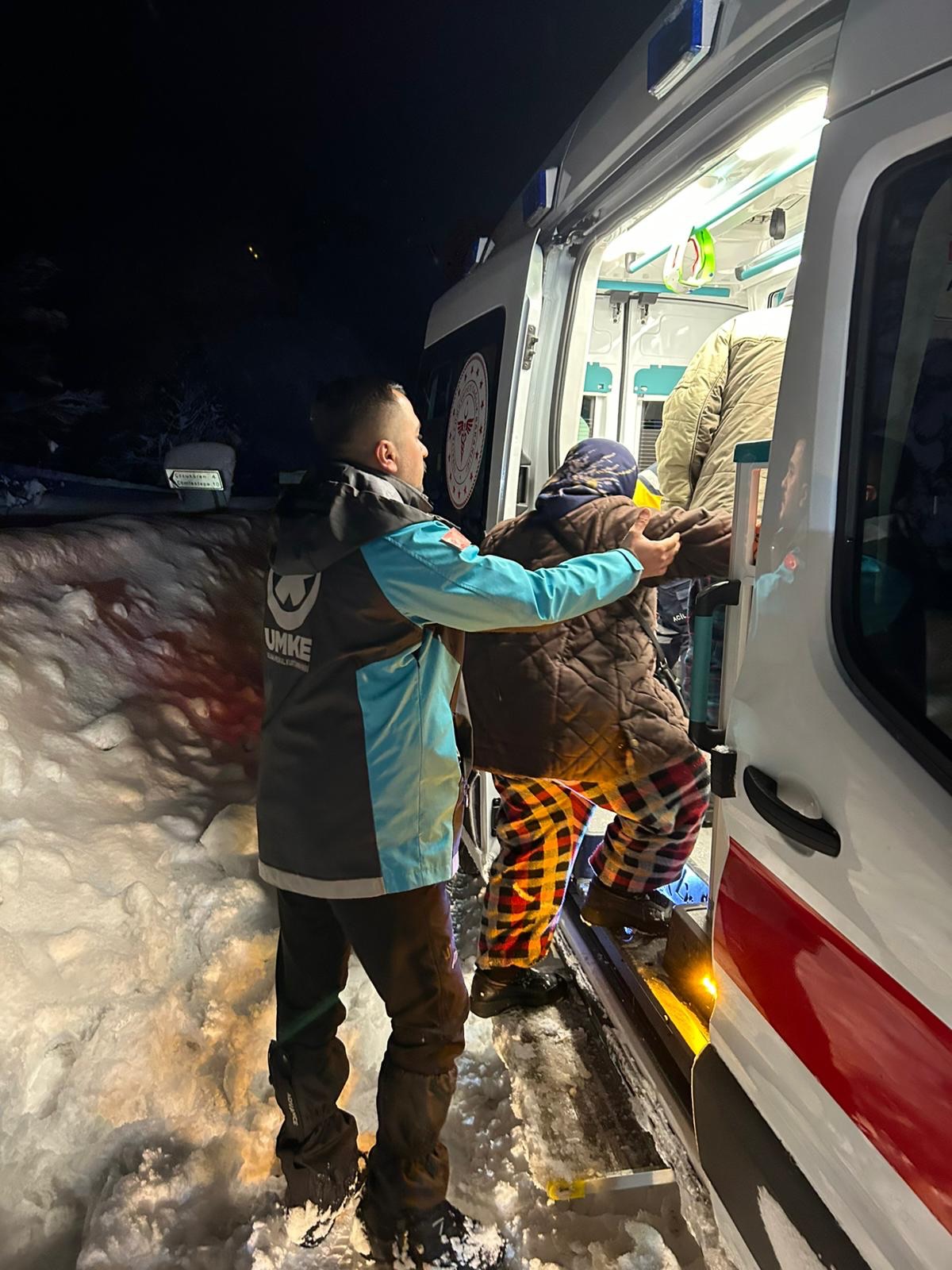 Kastamonu'da Kar Engeli Tanımadılar Umke Hastayı Hastaneye Ulaştırdı! 2