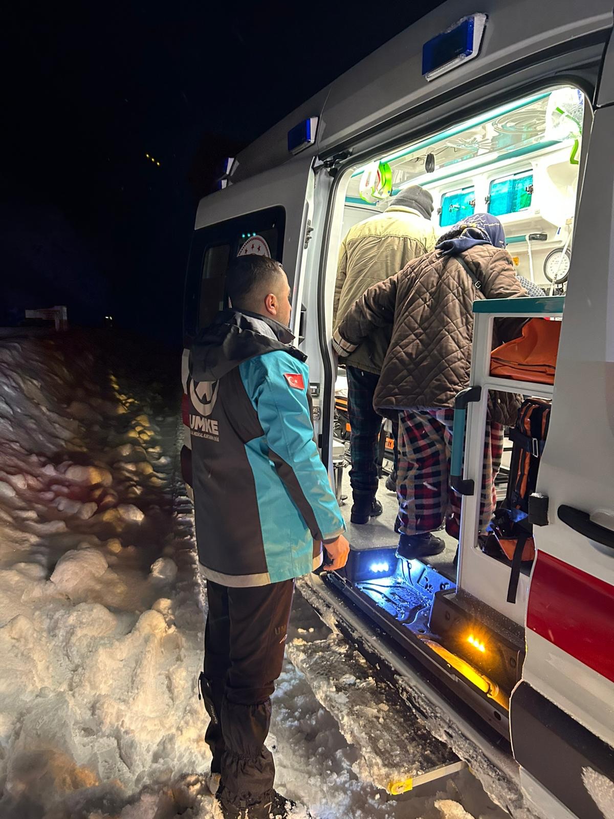 Kastamonu'da Kar Engeli Tanımadılar Umke Hastayı Hastaneye Ulaştırdı! 4