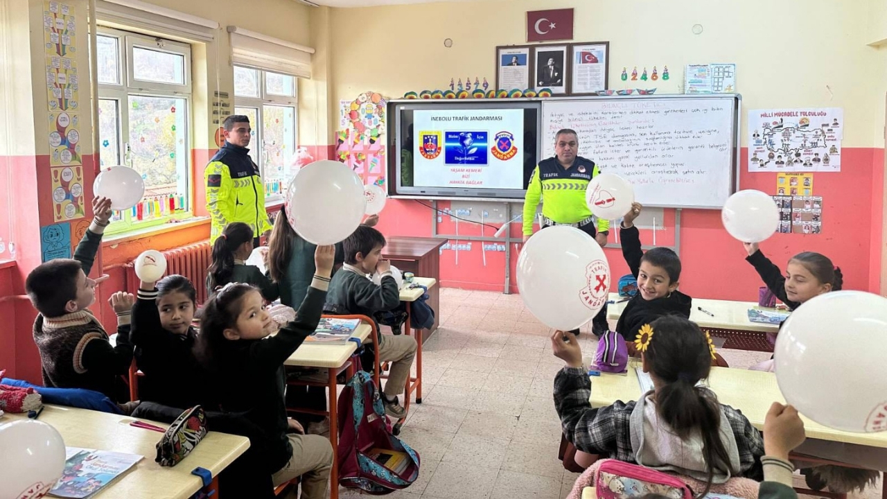 Kastamonu’da Miniklere Trafik Dersi Kurallar Sınıfta Anlatıldı (2)