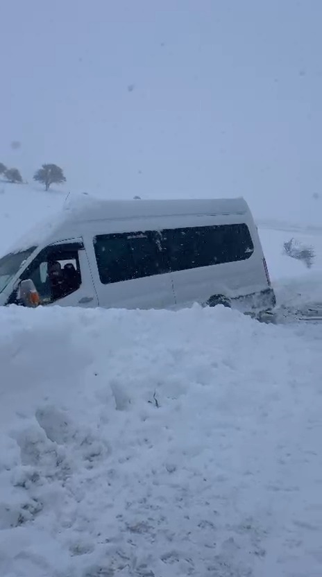 Kastamonu'da Yolcu Minibüsü Kara Saplandı Uzun Uğraşlar Sonucu Kurtarıldı 12