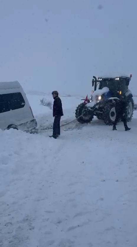 Kastamonu'da Yolcu Minibüsü Kara Saplandı Uzun Uğraşlar Sonucu Kurtarıldı 2