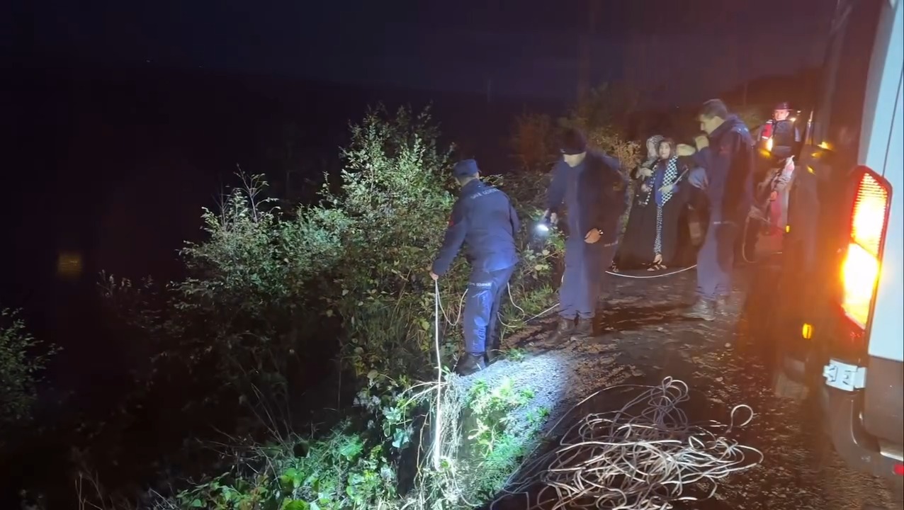 Kastamonu'nun Ilçe Yolunda Korkutan Kaza Araç Denize Uçtu! 2