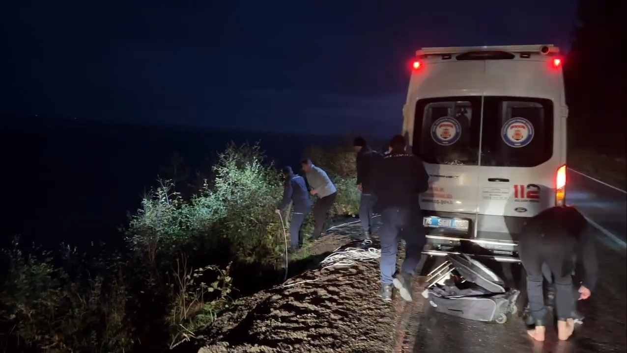 Kastamonu'nun Ilçe Yolunda Korkutan Kaza Araç Denize Uçtu! 22