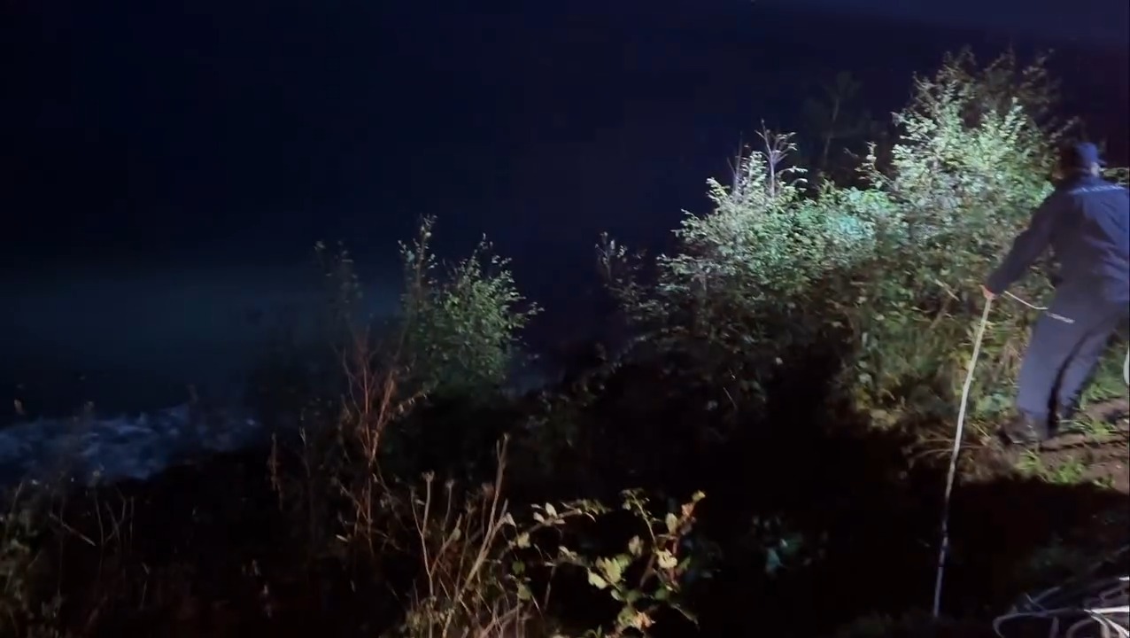 Kastamonu'nun Ilçe Yolunda Korkutan Kaza Araç Denize Uçtu! 6