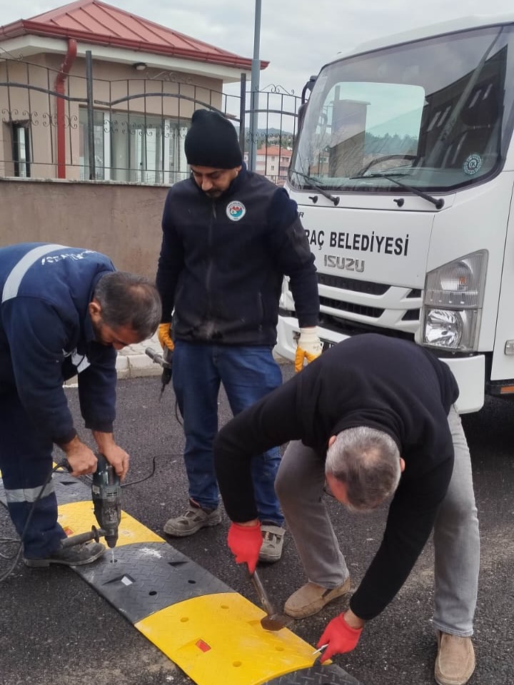 Kastamonu'nun Ilçesinde Güvenlik Artırılıyor Yeni Hız Kesiciler Yapıldı 4