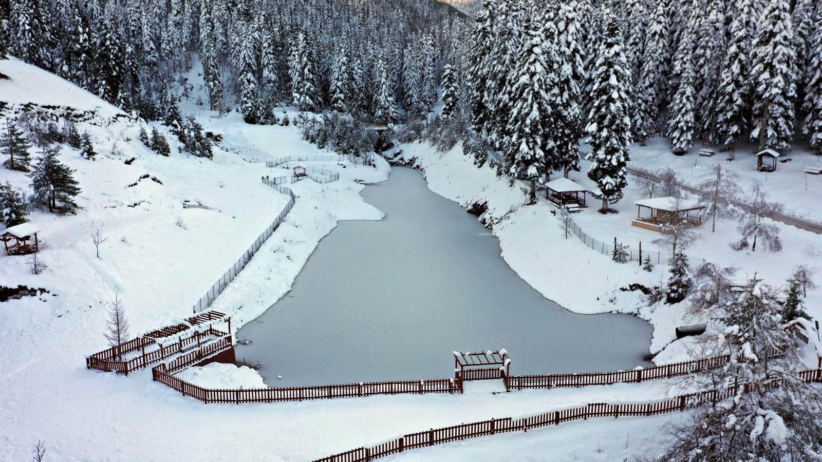 Kastamonu'nun Ilçesindeki Orman Parkı Beyaza Büründü Kartpostallık Görüntüler Oluştu! 2-3