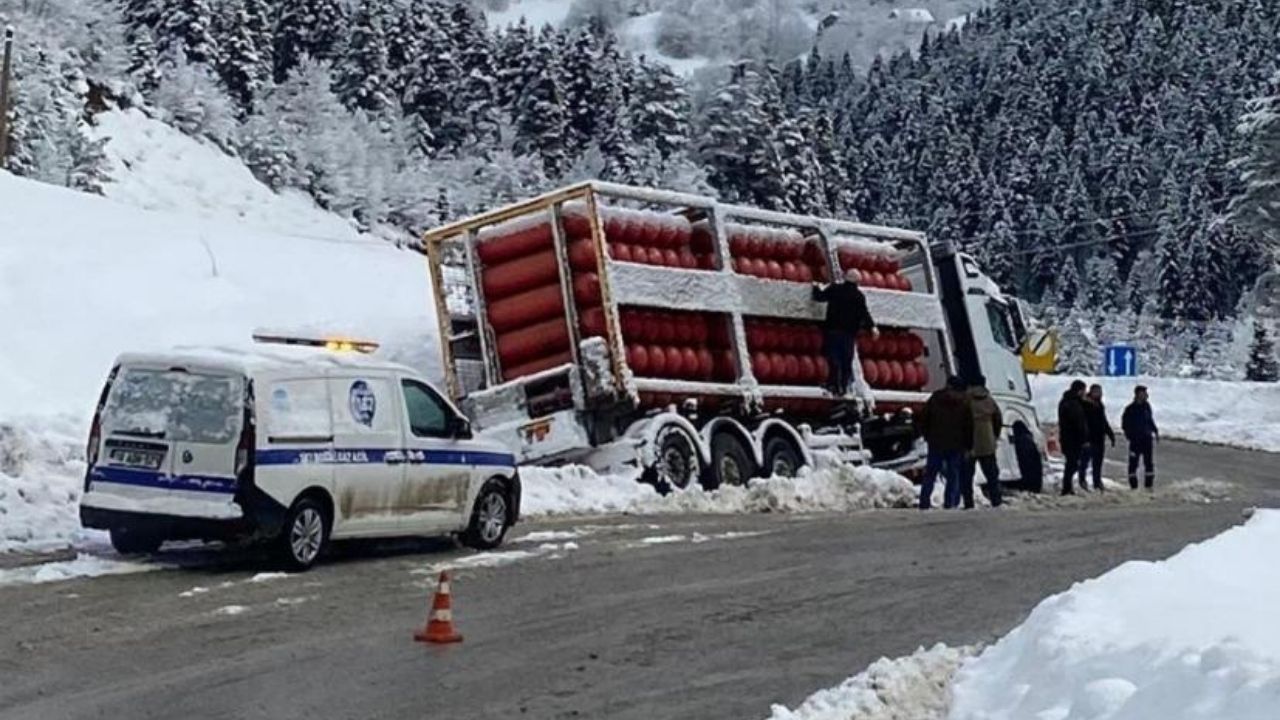 Kastamonu’nun Ilçesine Giden Doğalgaz Tırı Kara Gömüldüi (1)