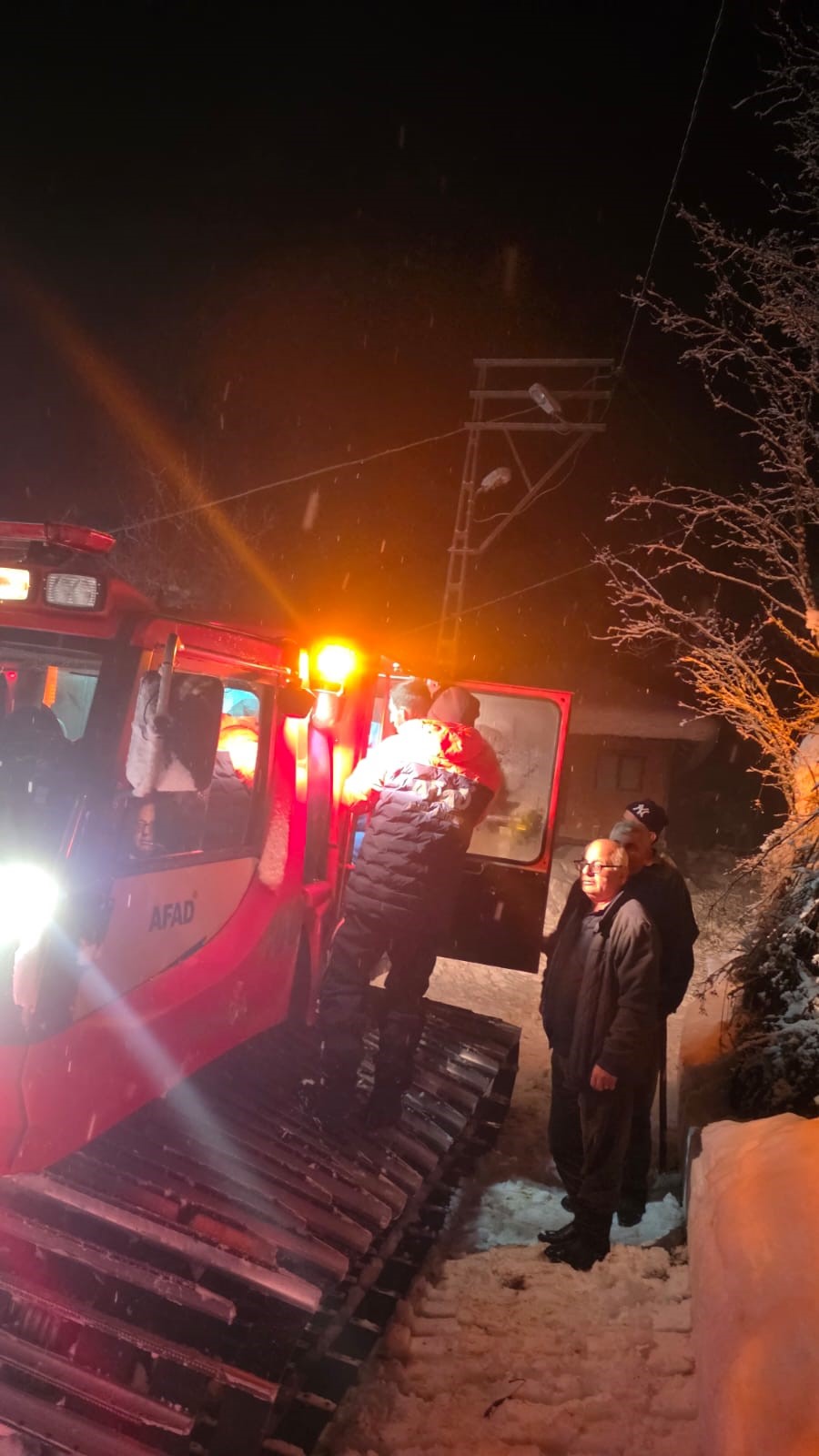 Kastamonu'nun Köyünde Mahsur Kalan Hasta 5 Saatlik Çalışmayla Hastaneye Ulaştırıldı 8