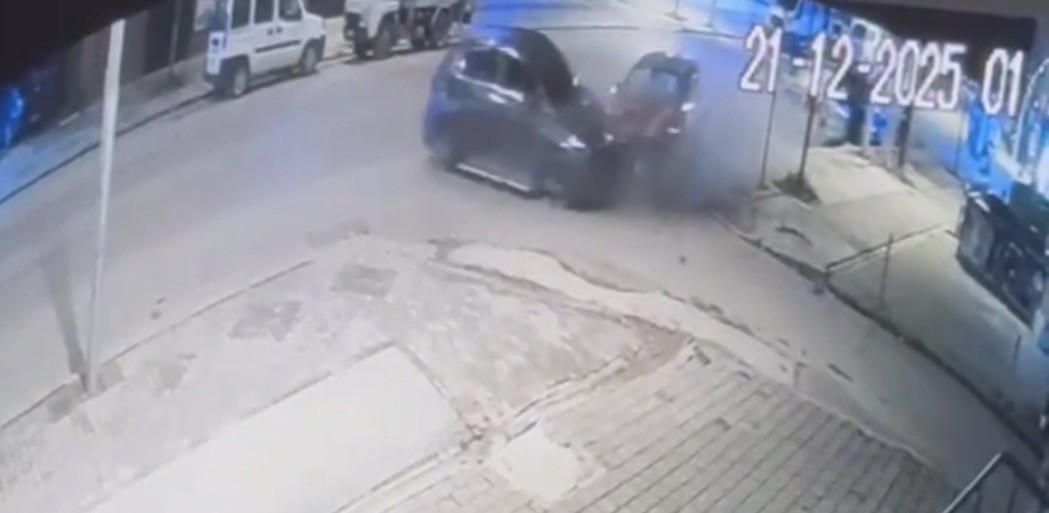 Kontrolden Çıkan Otomobil Araca Çarptı Kazada Otomobilde Bulunan 4 Kişi Son Anda Kurtuldu! 22