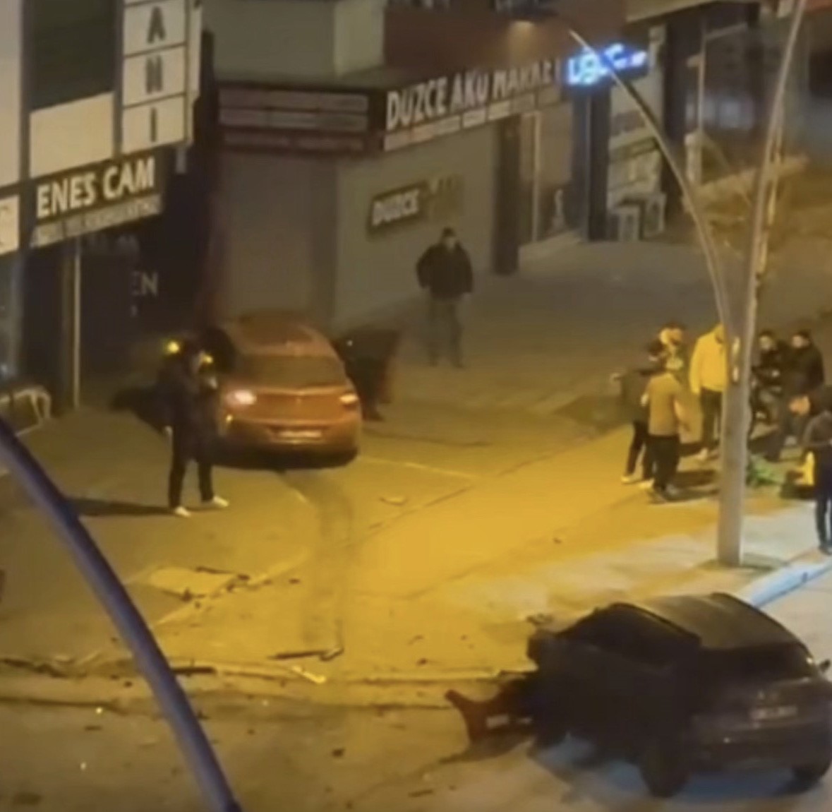 Kontrolden Çıkan Otomobil Araca Çarptı Kazada Otomobilde Bulunan 4 Kişi Son Anda Kurtuldu! 5