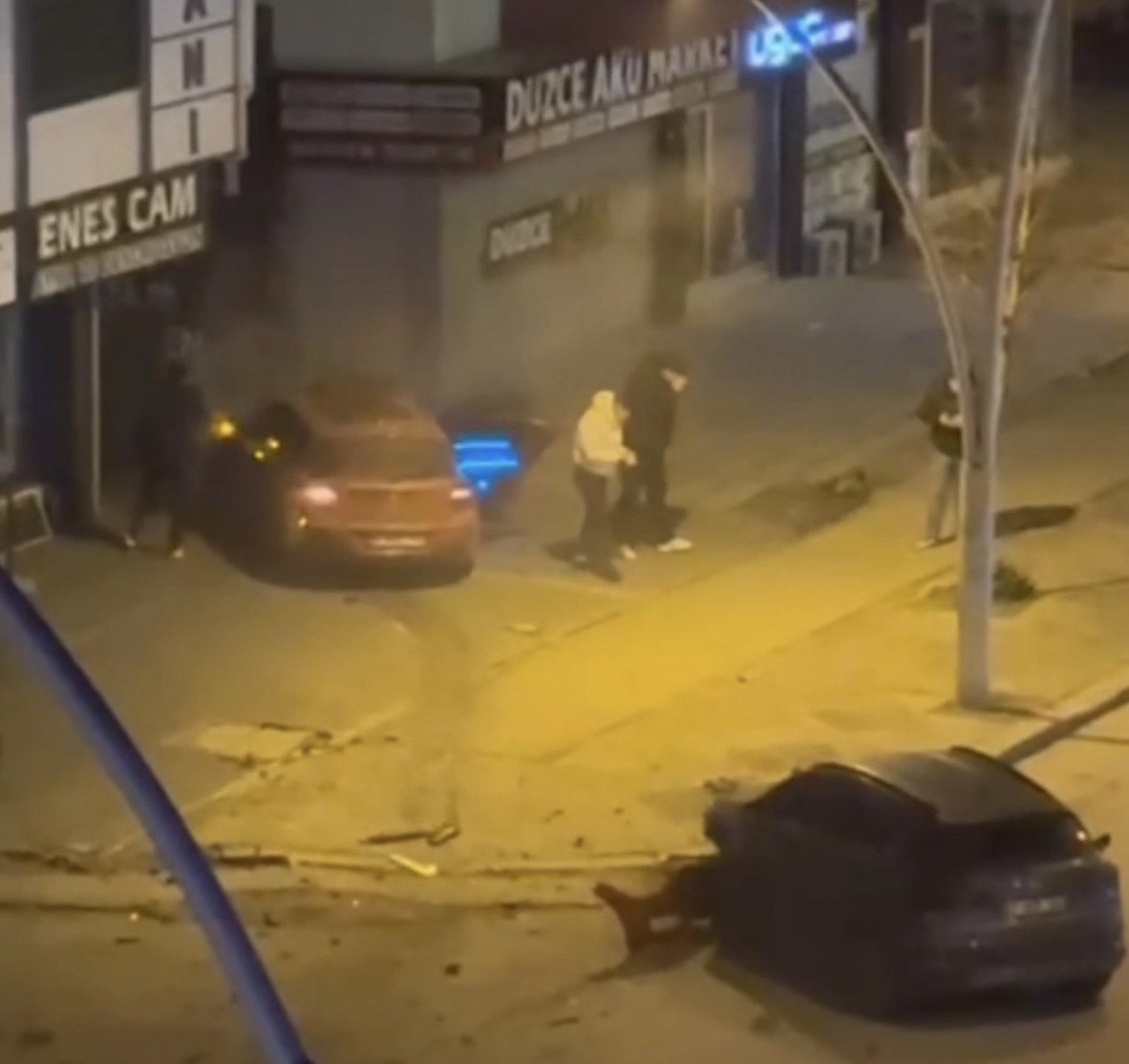 Kontrolden Çıkan Otomobil Araca Çarptı Kazada Otomobilde Bulunan 4 Kişi Son Anda Kurtuldu! 6