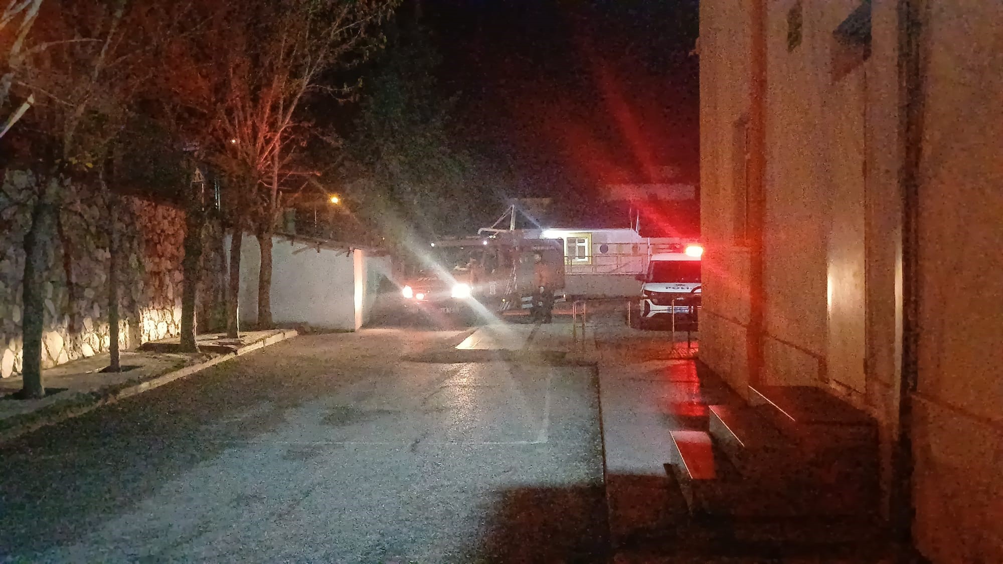 Kontrolden Çıkan Otomobil Bahçeye Düştü Feci Kazada 2 Kişi Yaralandı 6