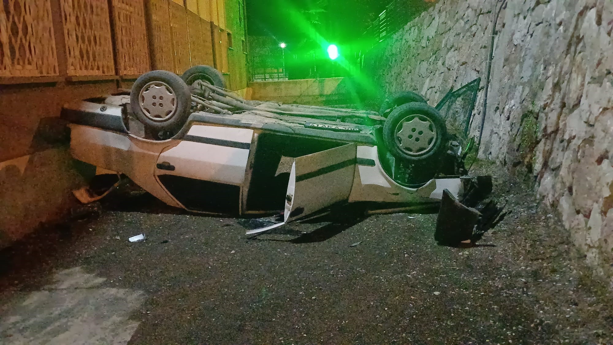 Kontrolden Çıkan Otomobil Bahçeye Düştü Feci Kazada 2 Kişi Yaralandı 88