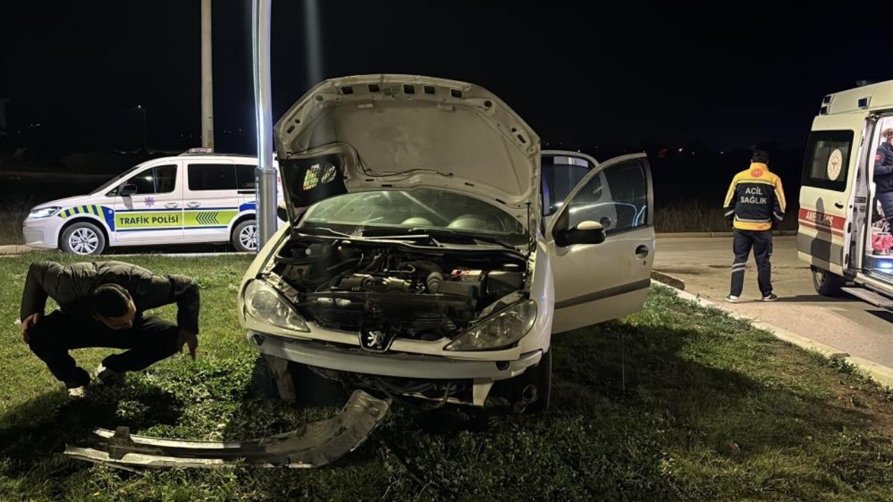 Kontrolden Çıkan Otomobil Refüje Girdi 4 Kişi Sağ Kurtuldu (1)