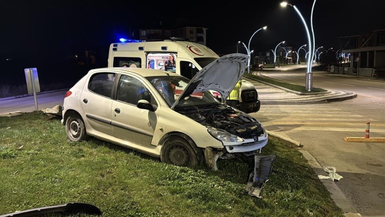 Kontrolden Çıkan Otomobil Refüje Girdi 4 Kişi Sağ Kurtuldu (3)