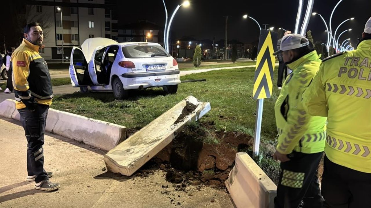 Kontrolden Çıkan Otomobil Refüje Girdi 4 Kişi Sağ Kurtuldu (4)