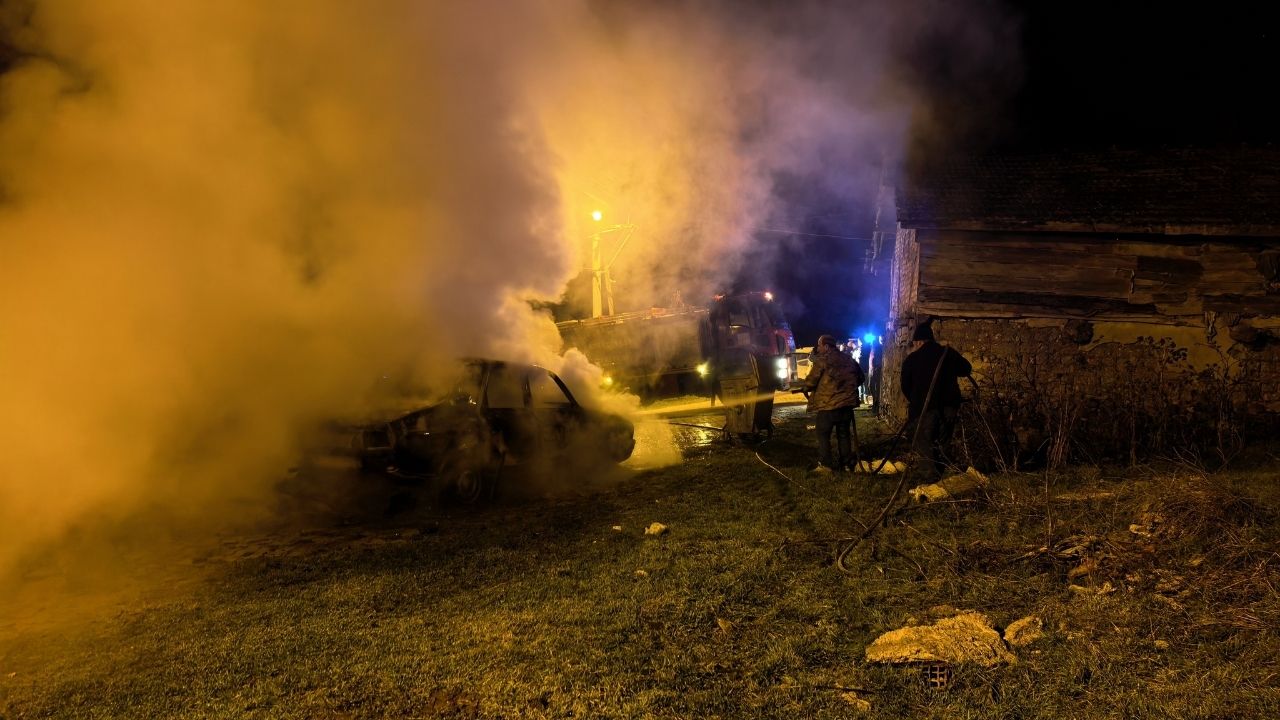 Köy Yolunda Panik Park Halindeki Araç Alev Aldı (1)