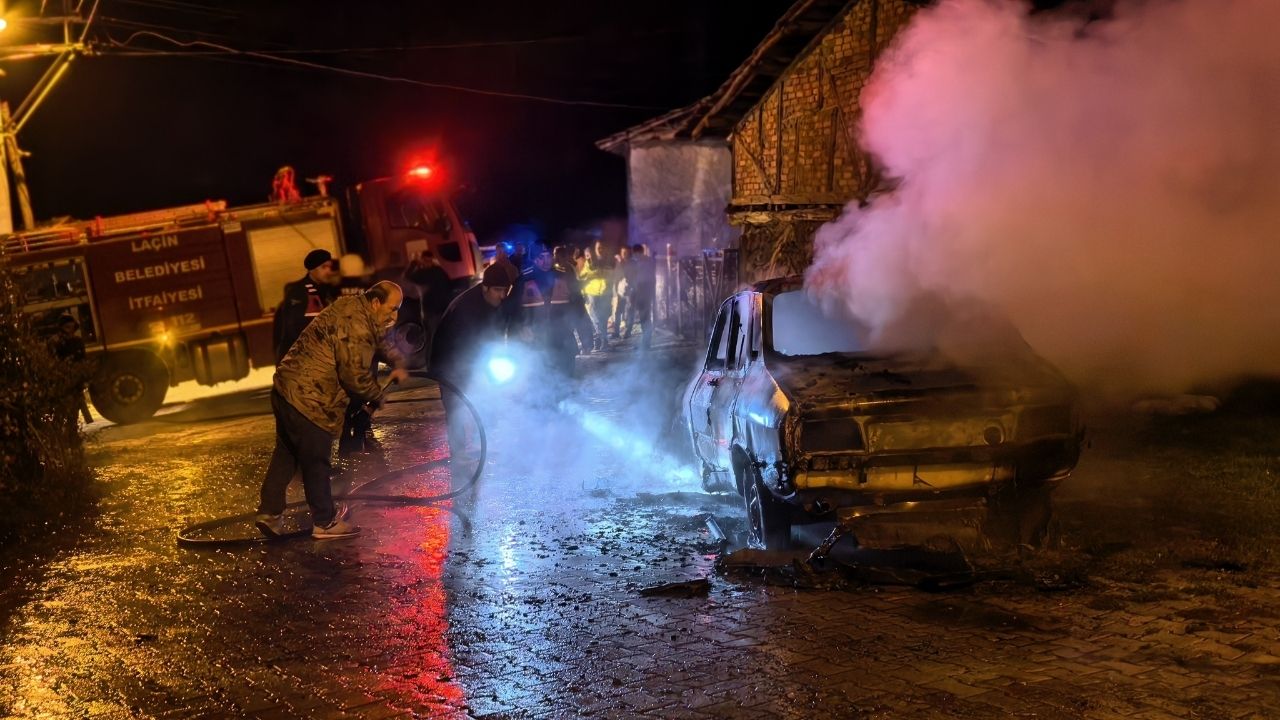 Köy Yolunda Panik Park Halindeki Araç Alev Aldı (3)